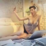 Entenda como as redes sociais influenciam a carreira de acompanhantes e descubra estratégias para usá-las sem comprometer a discrição e o sucesso.